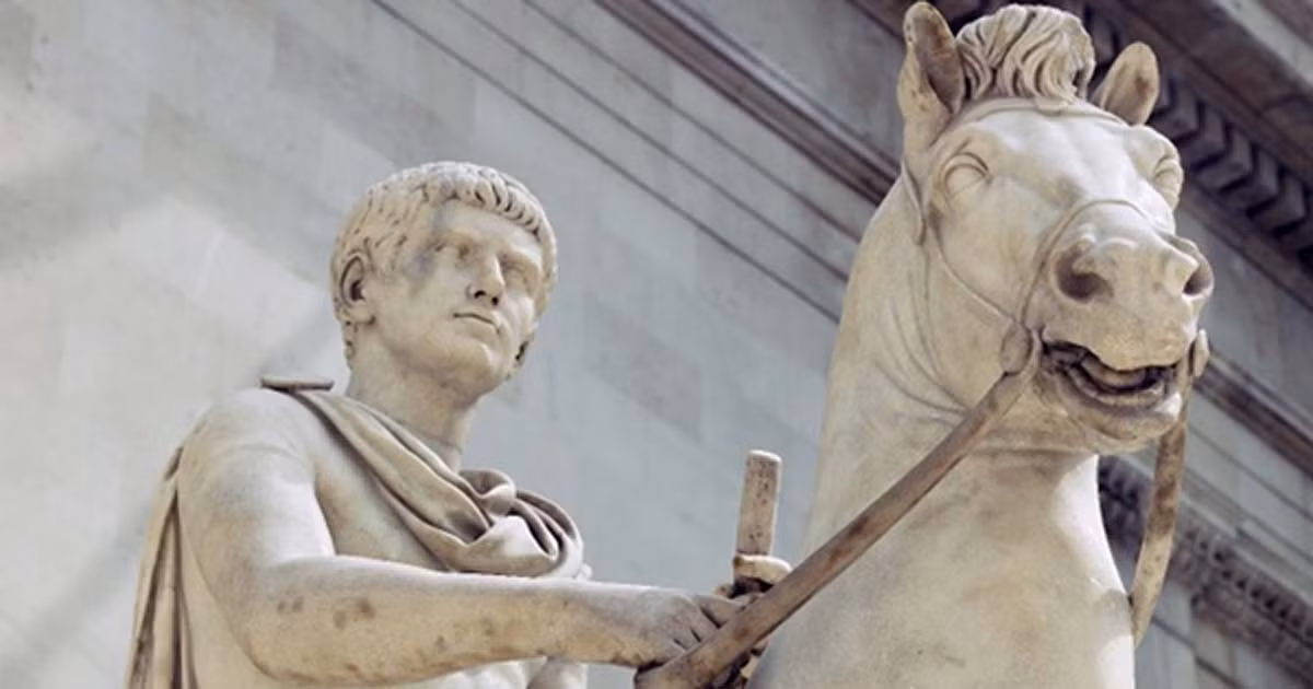 Caligula có nhiều cách tra tấn và giết hại tù nhân khiến họ chịu đựng đau đớn trong nhiều giờ thậm chí là nhiều ngày như đánh đập phạm nhân bằng xiềng xích nặng hay cắt lưỡi... Hãi hùng hơn, bạo chúa Caligula còn vứt phạm nhân làm thức ăn cho hổ, báo, gấu...