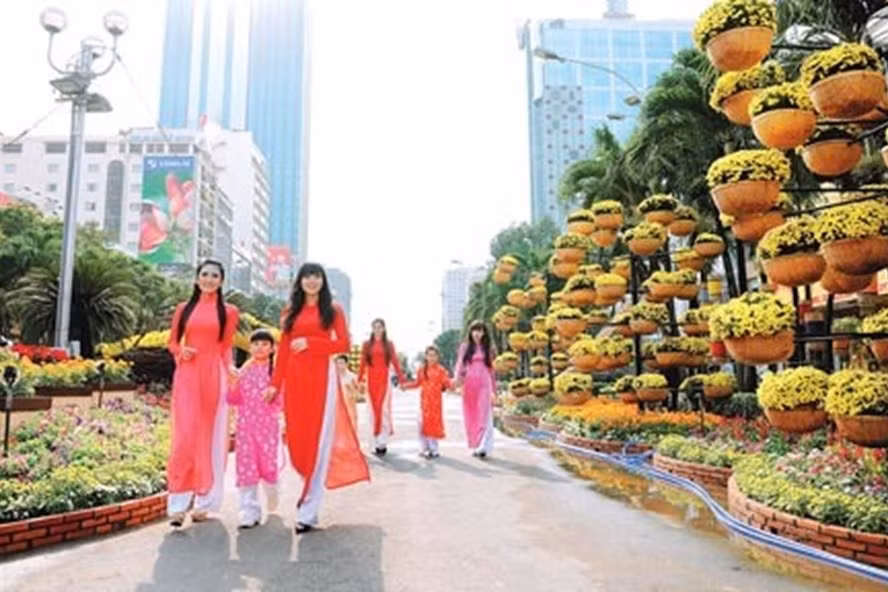 Hướng xuất hành tốt nhất vào ngày mùng 9 Tết là: Tây Nam. Muốn cầu công danh, tiền bạc hay tình duyên thì bạn hãy xuất hành về hướng này để đạt được những điều mong muốn.