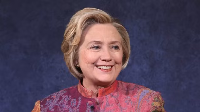 Theo New York Times, cựu Ngoại trưởng Clinton đã công du 112 nước và đi gần 1,6 triệu km nhằm triển khai chính sách đối ngoại. Theo đó, bà đã để lại nhiều dấu ấn ở các nước.