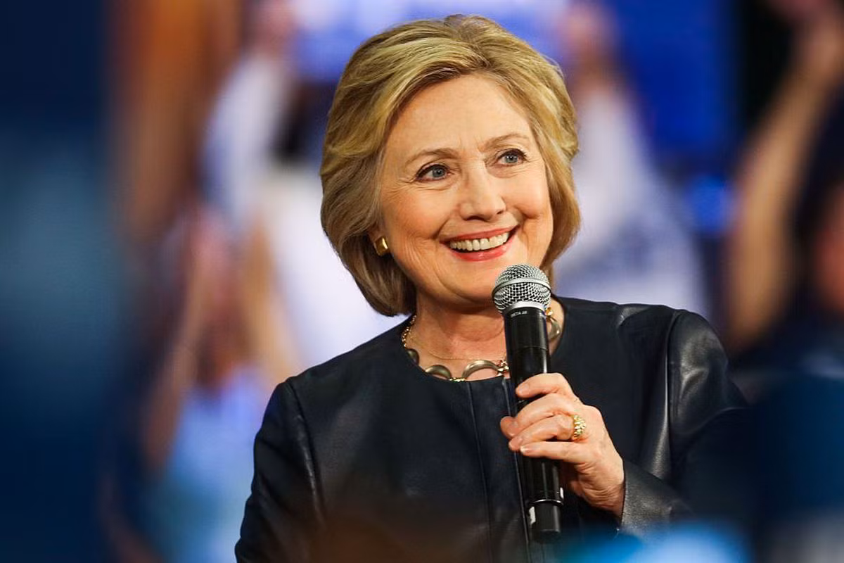 Bà Hillary Clinton kết hôn với cựu Tổng thống Mỹ Bill Clinton. Theo đó, bà trở thành Đệ nhất phu nhân từ năm 1993 - 2001.