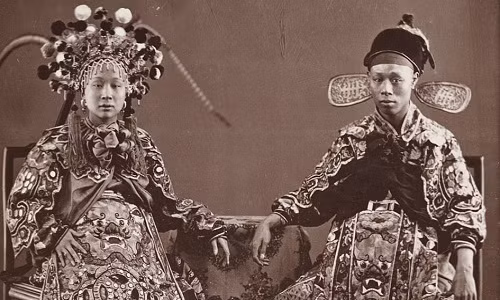 Lai Afong là nhiếp ảnh gia nổi tiếng ở Trung Quốc thế kỷ 19. Ông đã chụp được nhiều bức ảnh giá trị về cuộc sống của người dân dưới thời nhà Thanh. Trong ảnh là hai diễn viên biểu diễn văn nghệ ở Trung Quốc khoác lên mình trang phục truyền thống. Bức ảnh được chụp vào khoảng năm 1870.