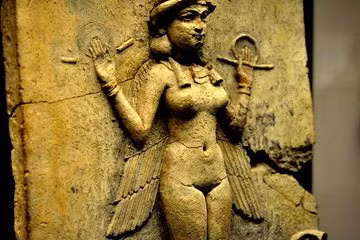 Trong quá khứ, nữ thần Inanna từng biến người tình thành sói hay người lùn. Thậm chí, trong lúc giận giữ, nữ thần Inanna có thể giết chết người mà bà từng yêu say đắm. Về sau, Inanna tự nguyện làm vợ vua Dumuzi, đức vua huyền thoại đầu tiên của người Sumer.