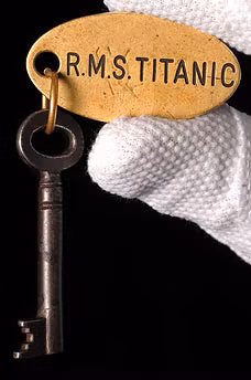 Do vậy, người ta cho rằng nếu trước khi rời tàu Titanic, sĩ quan David Blair gửi lại chiếc chìa khóa thì các thủy thủ trên tàu đã có thể mở cửa chòi gác trên đỉnh cột buồm và sử dụng chiếc ống nhòm để quan sát. Theo đó, họ sẽ phát hiện tảng băng trôi sớm hơn và hơn 1.500 hành khách đã không phải bỏ mạng.