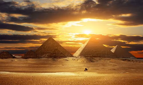 Trong khi đó, bên ngoài Đại kim tự tháp Giza được xây bằng các khối đá vôi trắng lấy từ Tura, cách bên kia sông Nile hơn 120 km.