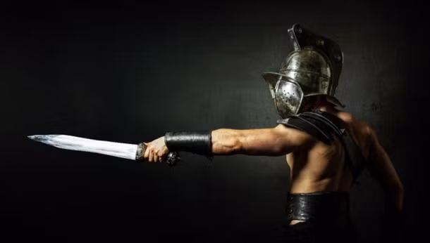 Thanh kiếm Gladius gắn liền với các cuộc chinh phục của đế chế La Mã cổ đại. Loại vũ khí này lần đầu tiên được đề cập đến là trong tiểu sử của Alexander Đại đế.