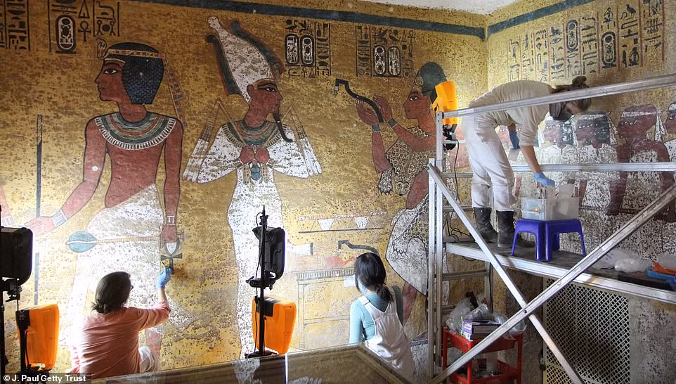 Theo đó, hàng ngàn cổ vật cùng xác ướp Tutankhamun được đưa đến các bảo tàng để lưu giữ và bảo quản.