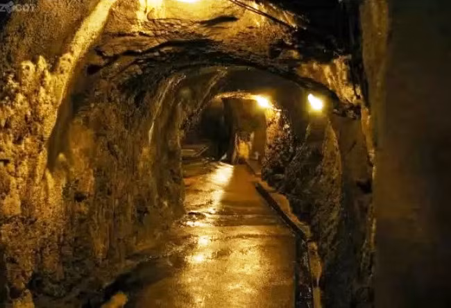 Nhờ vậy, người dân địa phương có thể sinh sống trong một thời gian dài. Ban ngày, họ ở dưới lòng đất và ban đêm thực hiện các cuộc tấn công bất ngờ nhằm vào quân địch.
