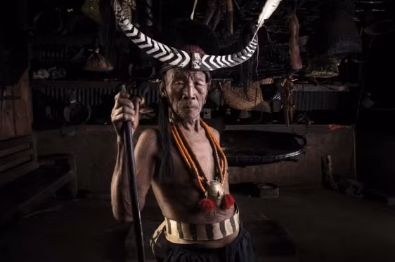 Vào thời xưa, bộ lạc Konyak sống ở bang Nagaland, Ấn Độ cũng thực hiện truyền thống săn đầu người giống bộ lạc Dayak. Tập tục này được người Konyak thực hiện trong suốt nhiều thế kỷ trước khi bị cấm vào những năm 1940.