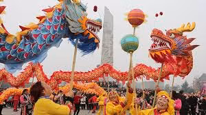 Người dân Trung Quốc còn quan niệm sử dụng dao và đốt lửa trong ngày đầu tiên của năm mới sẽ khiến họ bị dông cả năm. Do vậy, họ thường ăn những món ăn được chế biến từ ngày hôm trước.