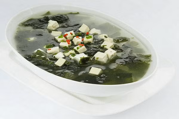 “Khoai lang, mướp đắng, thực phẩm biển giàu carotenoid như rong biển, rau lá xanh và trái cây trong chế độ ăn uống có tác dụng chống lão hóa, giúp giảm viêm, ứng kích oxy hóa. Chế độ ăn có hơn 5 khẩu phần trái cây cùng rau mỗi ngày, kết hợp nhiều cá, tốt cho tim mạch hơn thịt, đồng thời giúp ngăn ngừa ung thư và bệnh tim mạch”, Willcox nói.