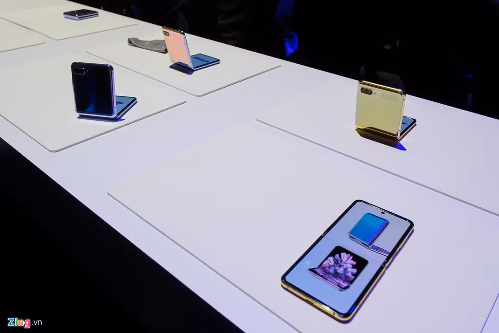 Galaxy Z Flip có màu đen, vàng và tím. Trong đó, phiên bản màu vàng được đánh giá nổi bật nhất với chất liệu kính bóng. Máy được bán với giá 1.380 USD thấp hơn so với mức 2.000 USD trên Galaxy Fold. Từ ngày 14/2, người dùng tại Mỹ, Hàn Quốc... sẽ được đặt hàng Z Flip.