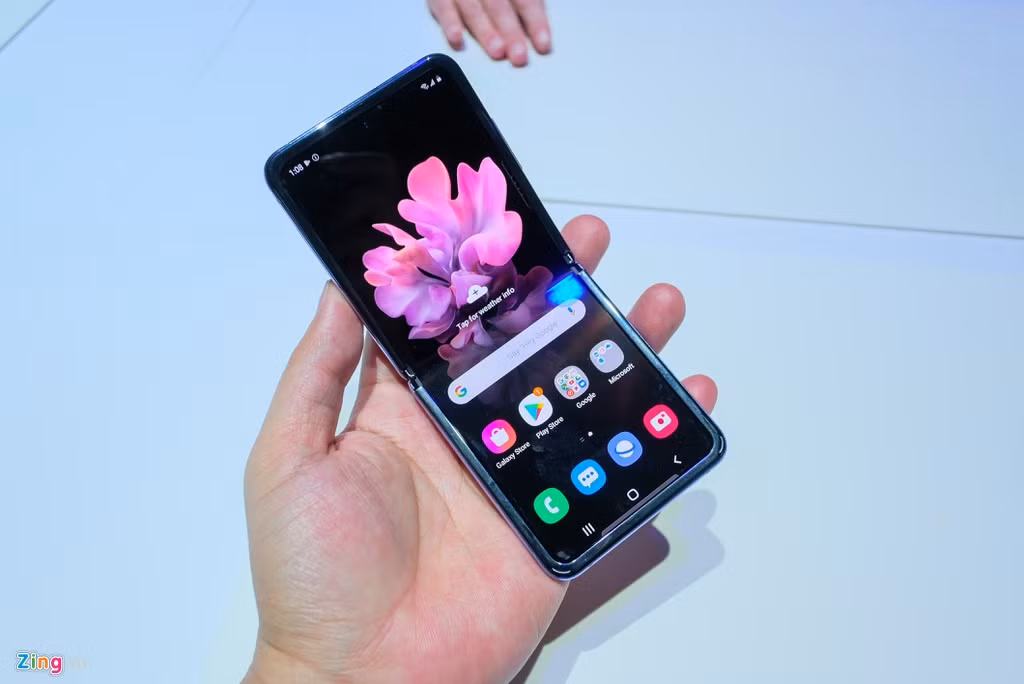 Máy được trang bị chip Snapdragon 855+, RAM 8 GB và bộ nhớ trong 256 GB, dung lượng pin 3.300 mAh, chạy trên nền Android 10. Đây là một trong những smartphone đầu tiên sử dụng bộ nhớ RAM DDR5 cho tốc độ truy xuất nhanh nhất thế giới và tiêu tốn ít điện năng hơn.