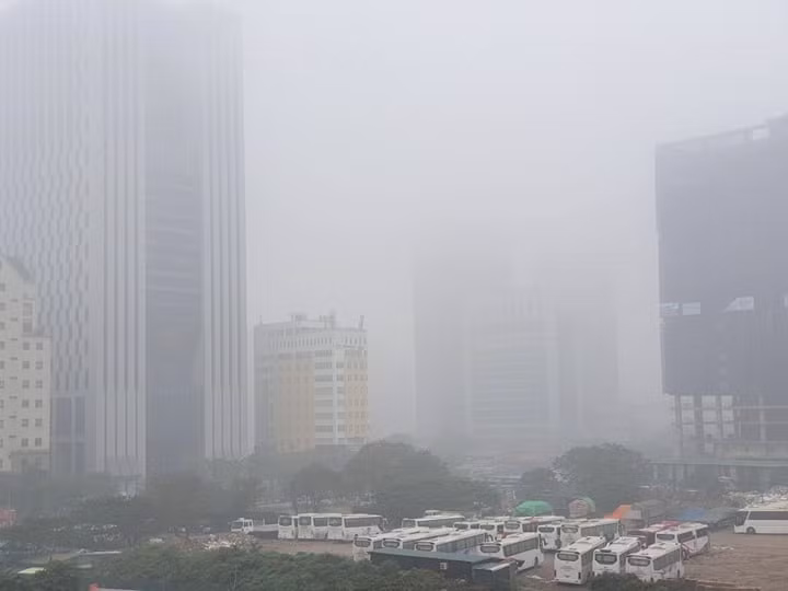 Ha Noi chim trong suong mu dac quanh nhu Sa Pa: Binh thuong hay bat thuong?