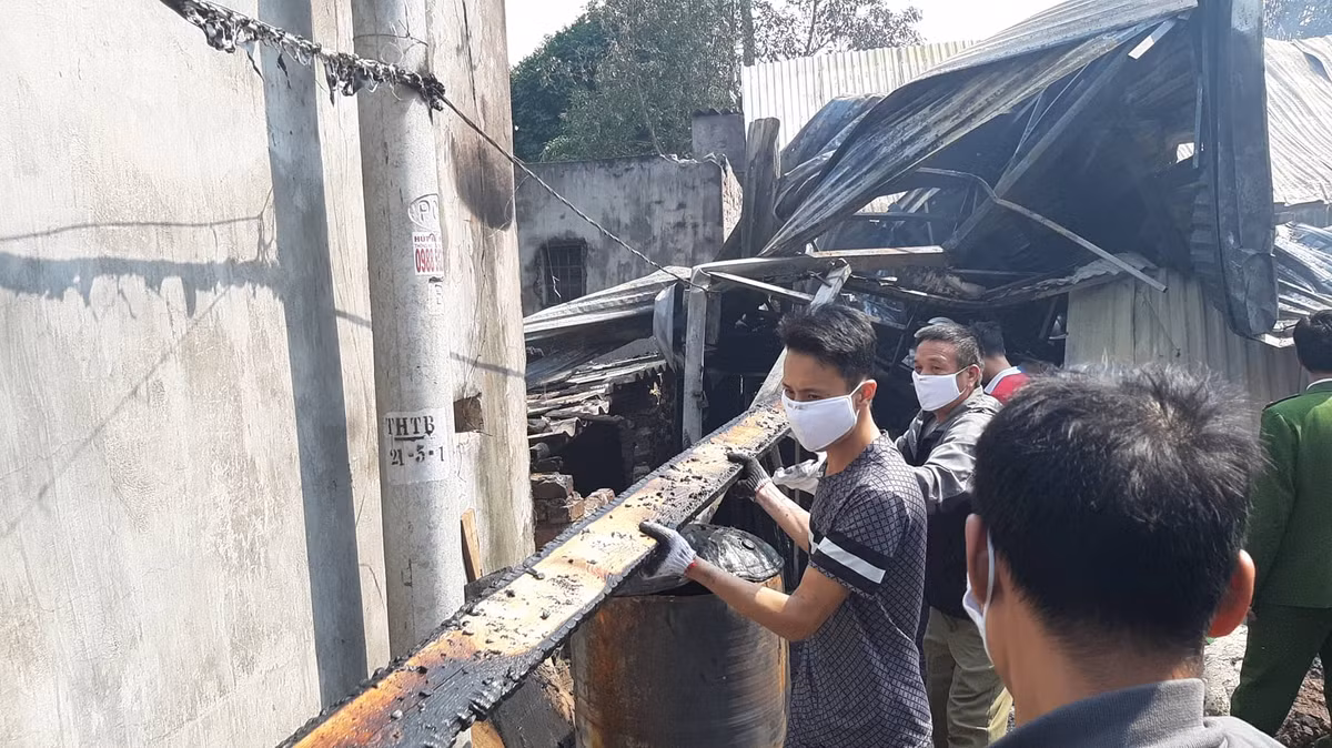 Người dân và lực lượng chức năng khắc phục hậu quả.
