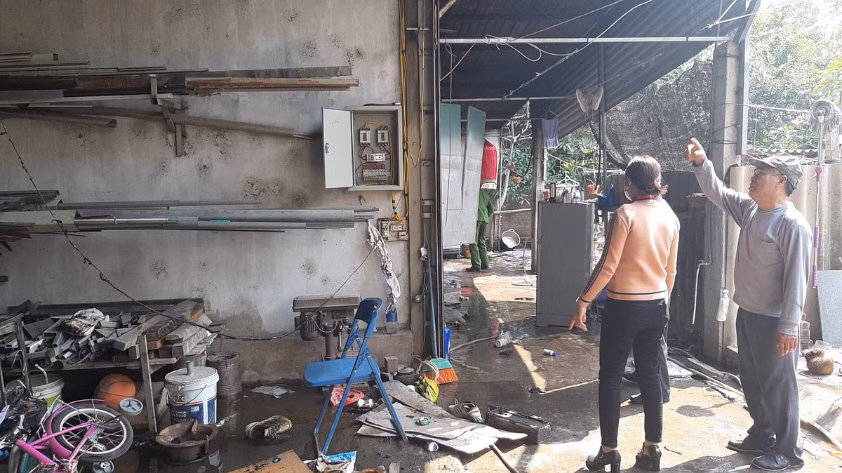 Người dân kiểm kê lại tài sản bị cháy.