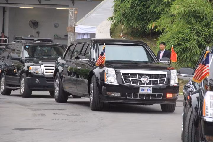 Đúng 10h20, đoàn xe chở Tổng thống Obama đã rời khách sạn để tới Phủ Chủ tịch.