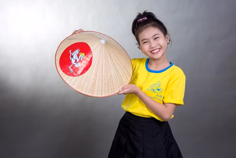Cô bé triệu view Bảo An khoe nụ cười tươi sáng trong buổi chụp hình quảng bá cho hoạt động ý nghĩa này.