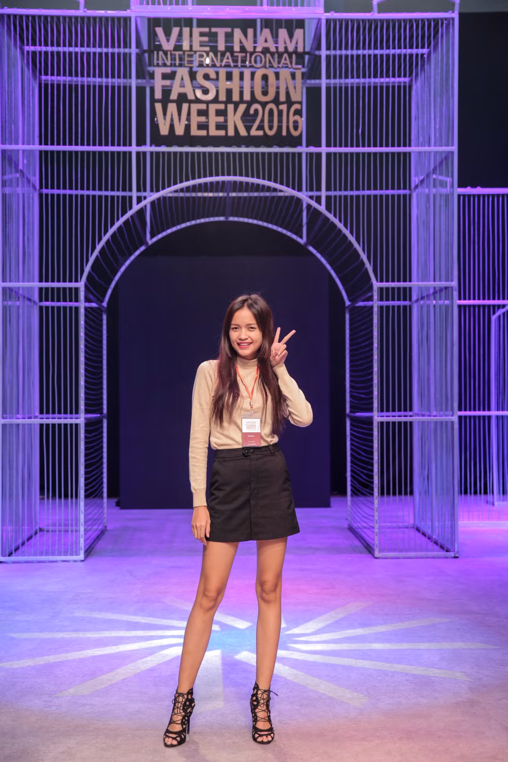 Tân quán quân Next Top mùa 7 Ngọc Châu giữ vai trò diễn mở màn cho show diễn của NTK Công Trí trong tuần lễ thời trang này.