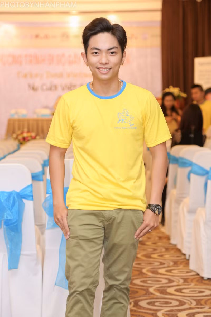 Phan Hiển một mình đi dự sự kiện.
