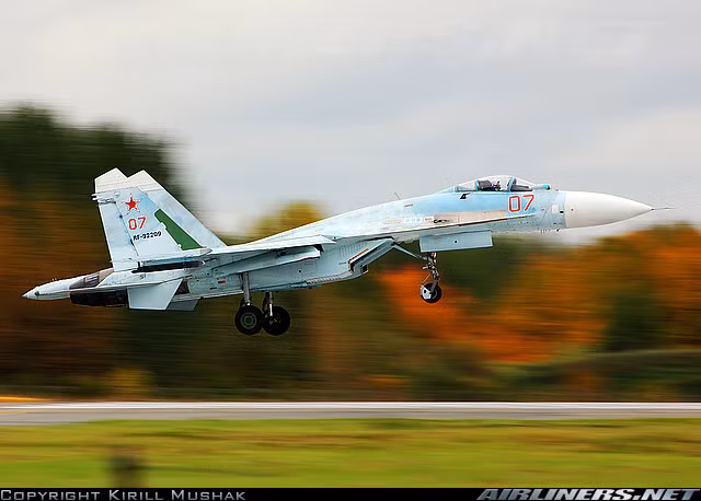 Tiêm kích Su-27 được trang bị hai động cơ phản lực AL-31F cho tốc độ bay tối đa Mach 2,35 (2.600km/h), tầm bay 3.530km, trần bay 19.000m, vận tốc leo cao 300m/s.