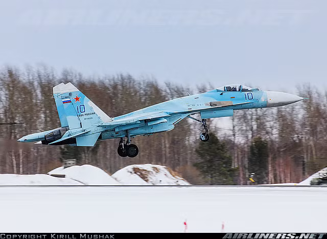 Tính tới tháng 1/2014, Không quân Nga có trong biên chế 359 chiếc Su-27 gồm: 225 Su-27S; 70 Su-27SM; 12 Su-27SM3 và 52 Su-27UB. Toàn bộ các máy bay Su-27S sẽ sớm nâng cấp lên chuẩn SM3.