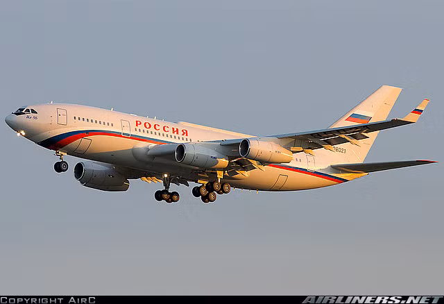 Những chiếc chuyên cơ Il-96-300 tuy không hoạt động rộng rãi trong lĩnh vực vận chuyển thương mại Nga và trên thế giới, nhưng chúng lại rất được lãnh đạo Nga mà đặc biệt là Tổng thống – Thủ tướng – Bộ trưởng Quốc phòng Nga ưa chuộng, sử dụng cho hầu hết các chuyến công du quốc tế. Phiên bản phục vụ cho Tổng thổng Nga được định danh là Il-96-300PU.