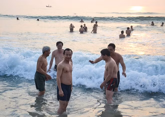 Ông Nguyễn Xuân Anh cùng lãnh đạo Đà Nẵng xuống biển tắm sáng 1/5. Nguồn ảnh: Zing