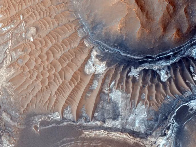 Được điều hành bởi Đại học Arizona và trang bị HiRISE - camera có độ phân giải cao trị giá 40 triệu USD với độ mở ống kính phản chiếu lớn, có khả năng chụp ảnh 0,3 megapixel, MRO đã thực hiện tốt sứ mệnh ngoài không gian của mình. Trong ảnh là khu vực "Noctis Labyrinthus" hay còn gọi là "Labyrinth of the Night", nơi đây là địa điểm các thung lũng dốc nằm giao nhau trông giống mê cung trên bề mặt sao Hỏa.