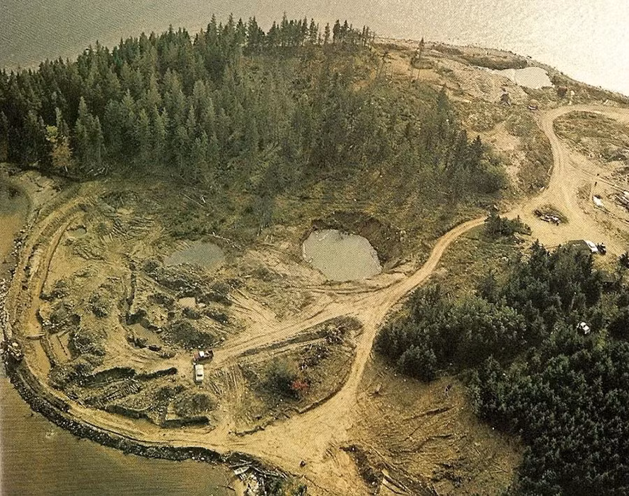 Đảo Oak, nơi được tương truyền là có "hố tiền" - Money Pit, nằm trên bờ phía Nam ở Nova Scotia, Canada. Lý do bạn không thể đặt chân lên đảo được bởi nó thuộc sở hữu tư nhân. Có một số phỏng đoán về việc liệu "hố tiền" - Money Pit thực sự tồn tại.