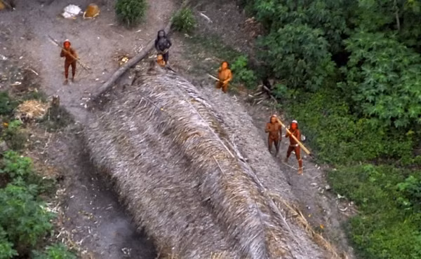 Đảo Bắc Sentinel, hòn đảo này là một trong những đảo thuộc quần đảo Andaman ở vịnh Bengal. Đây là nơi cư ngụ của tộc người bản địa có tên là Sentinelese, những người vẫn sống với những tập tục cổ xưa. Chính phủ Ấn Độ đã tuyên bố rằng toàn bộ hòn đảo này hạn chế tất cả mọi người bởi rất có thể họ sẽ có đi mà không có về.
