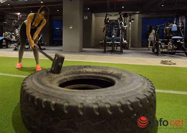 Phòng tập có những bài tập Gym lạ, độc đáo đòi hỏi sức khoẻ và sự khéo léo của người tập như: Đập lốp, vần lốp...