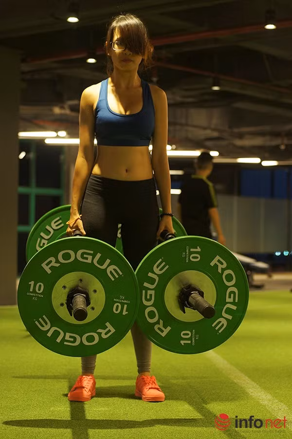 Hai gánh tạ với trọng lượng 40kg được Thư xách lên khá nhẹ nhàng.