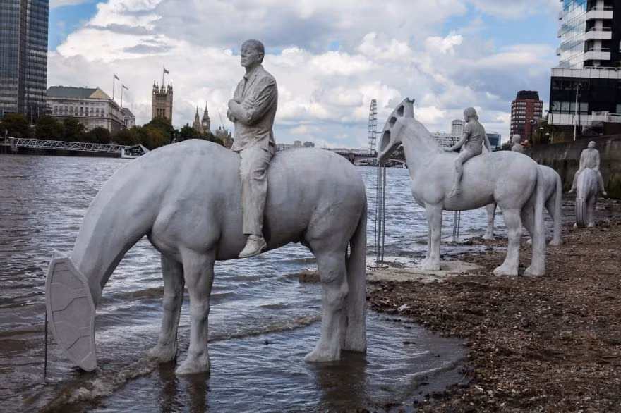 Tác phẩm của Jason DeCaires Taylor mới nhìn thoạt nhiên không có gì đặc biệt nhưng nếu dành thời gian để quan sát, người xem sẽ không khỏi rùng mình khi liên tưởng đến số phận của loài người trong tương lai khi mà những tảng băng đang tan dần và mực nước biển ngày càng cao.