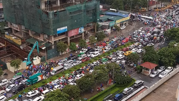Hinh anh giao thong Ha Noi roi loan kinh hoang nhin tu tren cao-Hinh-5