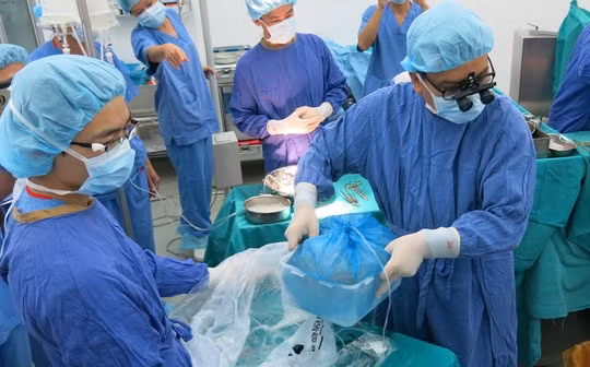 Có mặt tại BV lúc 23 giờ 30 đêm 4-9, quả tim được đưa và phòng mổ để chuẩn bị các bước trước khi ghép cho bệnh nhân suy tim.