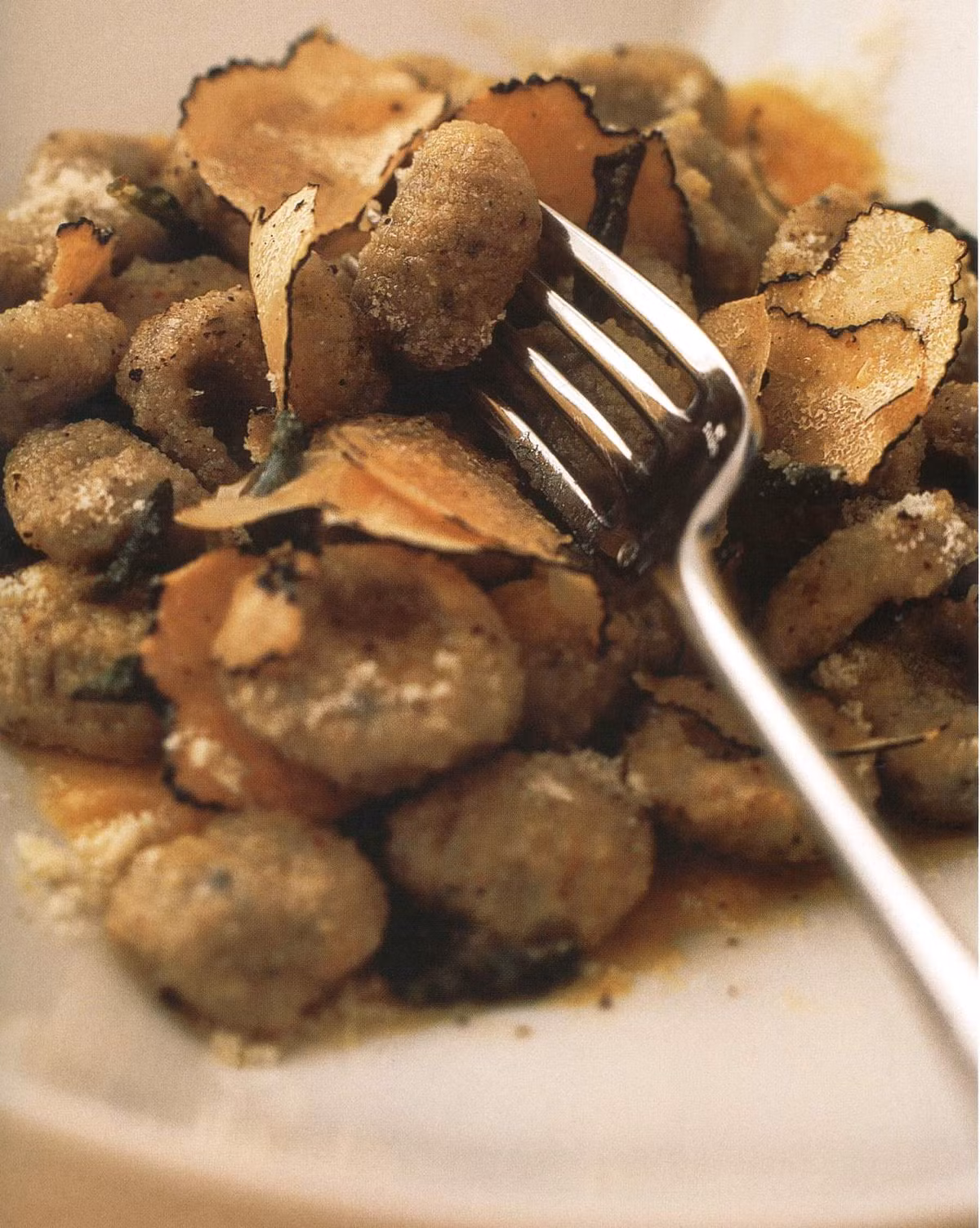 Tuy nhiên mới đây, ở Hungary, người ta đã phát hiện ra một loại nấm truffle trắng hoàn hảo, loại nấm này có vị ngọt như mật ong. Đặc biệt hơn, mặc dù có vị ngọt lịm như mật ong như loại nấm này không át mùi của nguyên liệu chính. Nó chỉ làm cho nguyên liệu chính trở nên thơm ngon hơn rất nhiều lần.