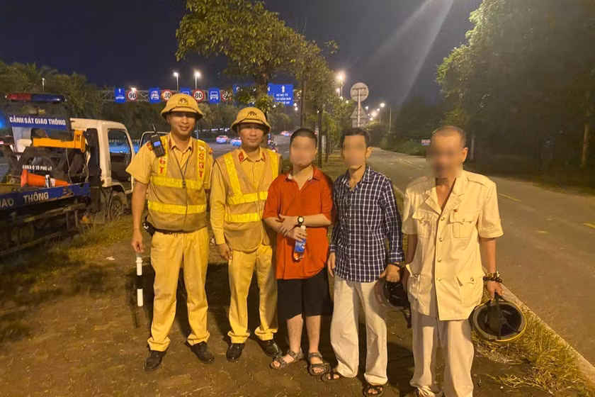 Giai cuu thieu nien dap xe nguoc chieu tren duong Vo Nguyen Giap