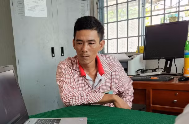  Bị đo nồng độ cồn, người đàn ông chống đối, quay clip "nói xấu" cảnh sát: Ngày 8/7, Công an tỉnh Vĩnh Long đã lập biên bản vi phạm đối với Lê Văn Khởi (36 tuổi, ngụ thị trấn Tân Thới, huyện Bình Tân) về các lỗi không chấp hành yêu cầu kiểm tra về nồng độ cồn, không giấy phép lái xe, không giấy đăng ký xe. Trước đó, ngày 4/7, bị CSGT yêu cầu kiểm tra nồng độ cồn, Lê Văn Khởi không chấp hành còn ngang nhiên quay clip "tố" CSGT làm việc chưa đúng quy định pháp luật.