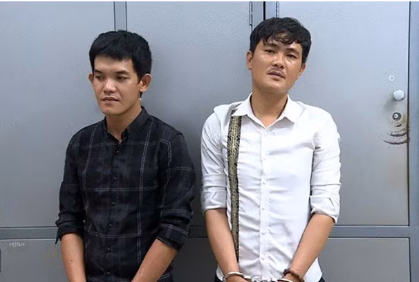  Đánh CSGT khi bị đo nồng độ cồn: Ngày 5/5, Công an huyện Đất Đỏ, tỉnh Bà Rịa - Vũng Tàu đã khởi tố bị can, bắt tạm giam Huỳnh Tấn Lộc (36 tuổi) và Huỳnh Thanh Minh (34 tuổi), cùng trú tại thị trấn Đất Đỏ, để điều tra về hành vi Chống người thi hành công vụ. Trước đó, Minh bị lập biên bản vì có nồng độ cồn nên đã gọi điện thoại cho anh họ là Huỳnh Tấn Lộc đến xin. Xin không được, Minh giật lại giấy tờ xe và đấm vào mặt một CSGT nhưng bị khống chế. Thấy vậy Huỳnh Tấn Lộc lấy dao từ túi quần ra đe dọa tổ tuần tra và yêu cầu thả Minh ra. Tuy vậy, một CSGT của tổ tuần tra đã bắn súng chỉ thiên và khống chế Lộc.