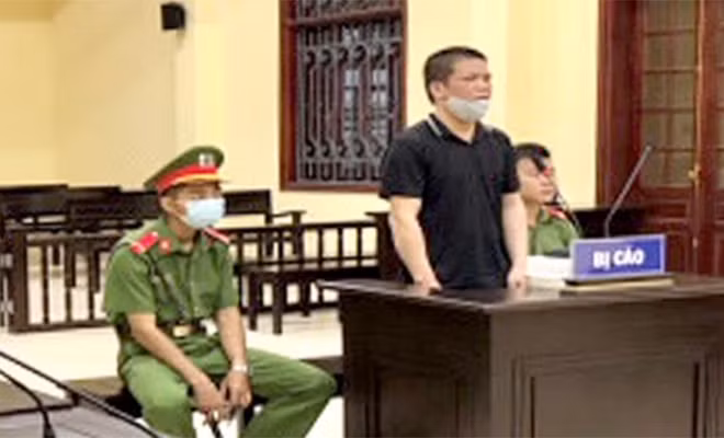 Ngày 24/6/2021, TAND tỉnh Yên Bái mở phiên tòa xét xử bị cáo Hà Văn Hoát phạm tội "Giết người", "Hiếp dâm" theo quy định tại Điều 123, Điều 141 (Bộ luật Hình sự 2015). Xét hành vi phạm tội của bị cáo là đặc biệt nghiêm trọng, xâm phạm đến quyền được bảo vệ tính mạng, danh dự nhân phẩm của công dân, gây mất trật tự, trị an ở địa phương, cần phải có một mức án nghiêm khắc nhất dành cho bị cáo. Sau khi nghị án, HĐXX đã tuyên phạt bị cáo Hoát 7 năm tù về tội "Hiếp dâm", tử hình về tội "Giết người", tổng hợp hình phạt chung là tử hình.