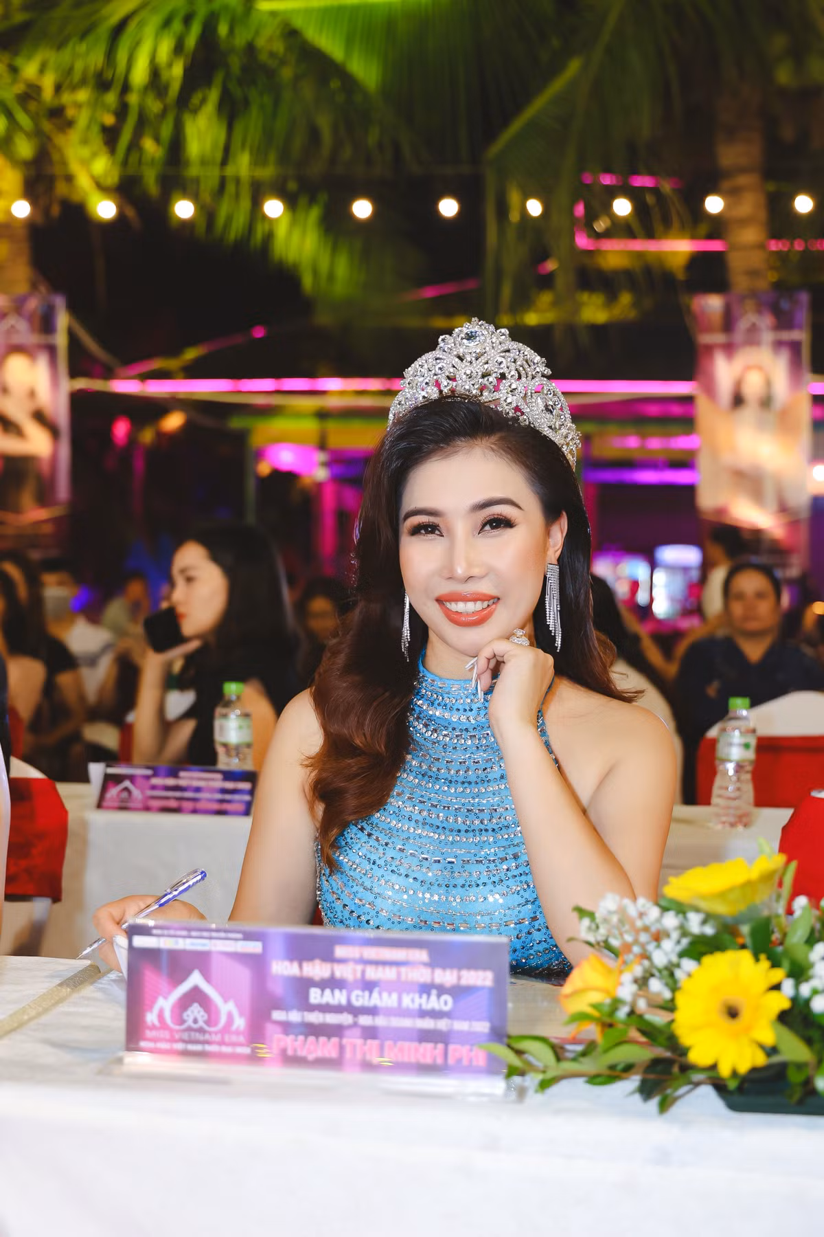 Theo điều tra, tháng 10/2022, qua các mối quan hệ, bà Phi chia sẻ với ông D. ở TP Đà Lạt, bản thân cần tiền mua hai mảnh đất liền kề có diện tích 1,7ha ở thôn Cổng Trời, xã Mê Linh. Giá hai mảnh đất 22 tỷ đồng, đặt cọc trước 3 tỷ đồng, và đã tìm được người mua với giá 23,6 tỷ đồng. Tuy nhiên, thời điểm này, bà Phi không đủ tiền, nên cần vợ chồng ông D. cùng góp để “lướt sóng”, lợi nhuận thu được chia theo tỷ lệ góp vốn. 