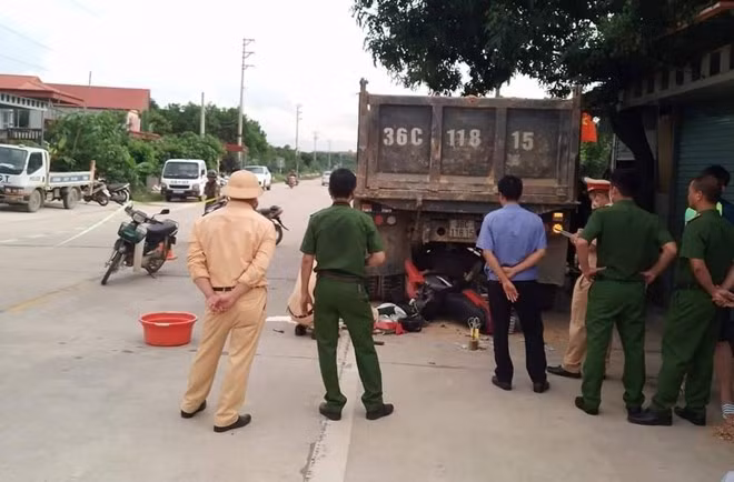 Tong vao xe tai do ven duong, nam thanh nien tu vong o Hoa Binh