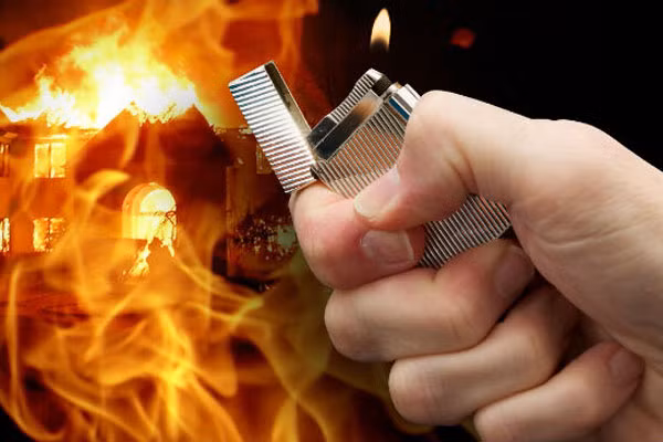 Về đến phòng trọ, thấy quần áo có vết máu, nghi phạm đã mang quần áo đi giặt. Đến 21h cùng ngày, lo sợ mọi chuyện vỡ lở khi cơ quan chức năng phát hiện thi thể chị H., Trịnh lại nảy sinh ý định đốt xác phi tang. Nghi phạm tiếp tục đi xe máy mua xăng rồi quay trở lại vườn hoa. Đến khoảng 22h đêm cùng ngày, Trịnh đến vườn hoa Nguyễn Trãi, để xe máy bên ngoài rồi đi bộ vào khu vực giấu xác chị H. Tại đây, Trịnh lấy thêm 1 chiếc điện thoại trên người nạn nhân rồi tẩm xăng đốt. (Ảnh minh họa, nguồn Internet) 