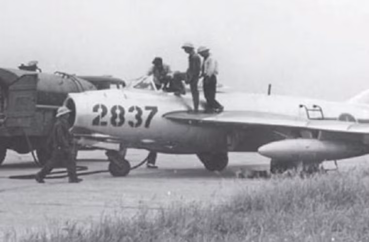 MiG-17 số hiệu 2837 đang tiếp nhiên liệu tại sân bay Gia Lâm năm 1965. Nguồn ảnh: Vietnamese News Agency - Thông tấn xã Việt Nam.
