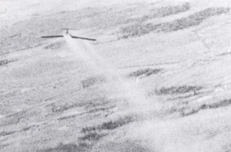 Hình ảnh hiếm hoi tiêm kích MiG-17 của KQND Việt Nam đang làm nhiệm vụ bảo vệ bầu trời tổ quốc. Trong bức ảnh này, dường như chiếc MiG-17 của không quân ta đã bị trúng đạn, có những làn khói trắng bốc ra từ đuôi và cánh máy bay. Nguồn ảnh: Vietnamese News Agency - Thông tấn xã Việt Nam.