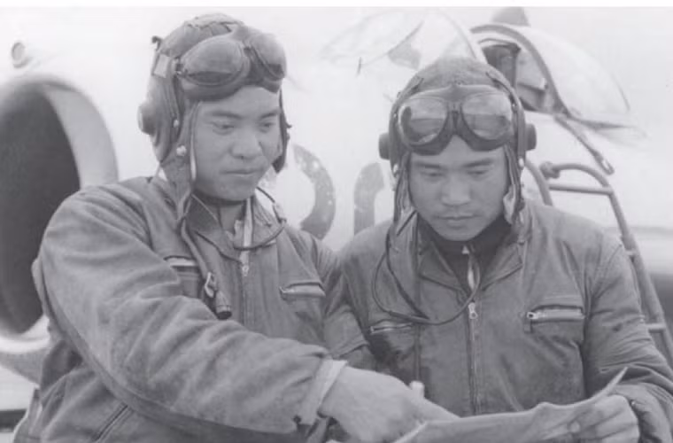 Phi công Ngô Đức Mai và Nguyễn Hiếu đang nhìn bản đồ trước khi thực hiện nhiệm vụ chiến đấu vào đầu năm 1967. Nguồn ảnh: Vietnamese News Agency - Thông tấn xã Việt Nam.