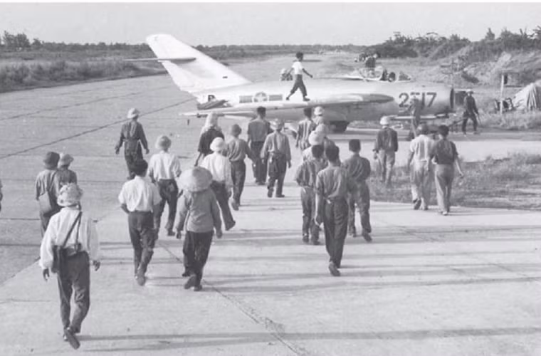 Khi mới đưa vào trang bị, các tiêm kích đánh chặn MiG-17 của KQND Việt Nam bị phía Mỹ rất coi thường bởi đây là chiến đấu cơ cận âm, không có radar, tên lửa, thua kém nhiều mặt. Ảnh: Tiêm kích MiG-17F số hiệu 2517 của Trung đoàn tiêm kích 923 Yên Thế trở về từ sân bay Kiến An, Hải Phòng sau một phi vụ, ảnh chụp năm 1965. Nguồn ảnh: Cuốn MIGs Over North Vietnam lấy lại từ Vietnamese News Agency - Thông tấn xã Việt Nam
