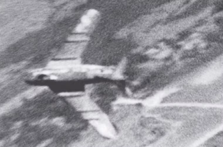 Hình ảnh MiG-17 của KQND Việt Nam đang cơ động mạnh ở độ cao thấp nhìn từ máy bay tiêm kích Mỹ. Nguồn ảnh: Vietnamese News Agency - Thông tấn xã Việt Nam.
