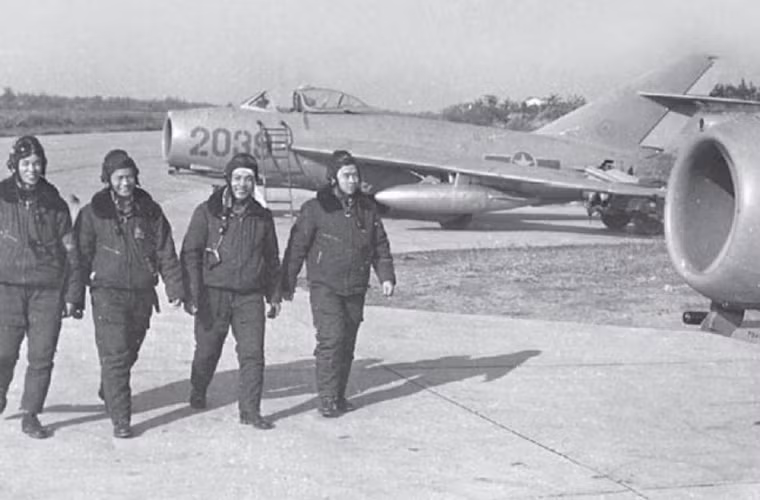Các phi công MiG-17 của Trung đoàn 923 Yên Thế anh hùng cười tươi bên những "con chim sắt" MiG. Từ trái sang phải: Lưu Huy Chao, Lê Hải, Mai Đức Toại, Hoàng Văn Kỳ. Nguồn ảnh: Vietnamese News Agency - Thông tấn xã Việt Nam.
