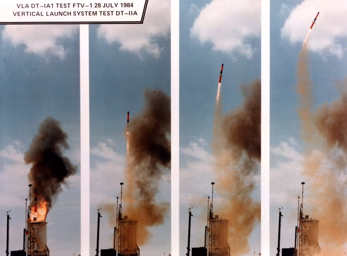 Hệ thống tên lửa chống ngầm RUM-139 VL-ASROC do Công ty Lockheed Martin phát triển từ năm 1983 để trang bị cho các tàu chiến mặt nước của Hải quân Mỹ và đồng minh. Ảnh: Bắn thử nghiệm RUM-139 trên mặt đất.